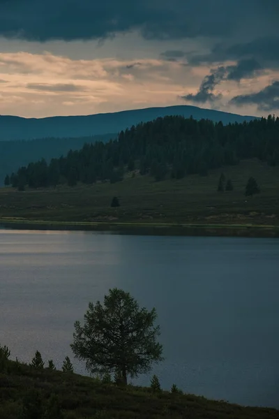 Вид Гірські Озера Улаганській Області Алтайської Республіки — стокове фото