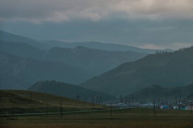 Tyungur istikametindeki Altai Dağları manzarası.