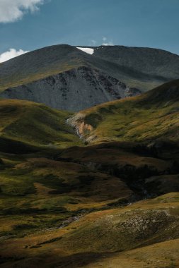 Kosh-Agach 'tan Altai Cumhuriyeti' ndeki Belyashi köyüne giden yol..