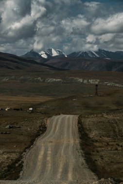 Kosh-Agach 'tan Altai Cumhuriyeti' ndeki Belyashi köyüne giden yol..