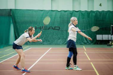 MOSCOW, RUSSIA - SEPTEMBER 24 2021: Rus atlet Elena Alekseeva Roscosmos Spartakiad 'da badminton oynuyor.