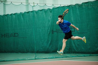 MOSCOW, RUSSIA - SEPTEMBER 24 2021: Rus atlet Andrey Domarev Roscosmos Spartakiad 'da tenis oynuyor.