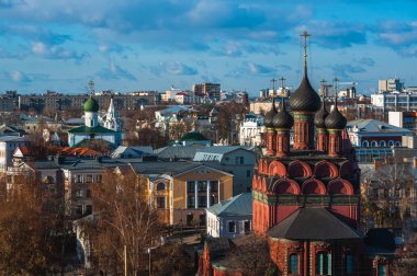 Yaroslavl. Görüntü eski Rus şehir, en baştan görüntülemek. Güzel bir ev ve Şapel.