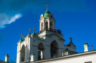 Yaroslavl. Görüntü eski Rus şehir, en baştan görüntülemek. Güzel bir ev ve Şapel.