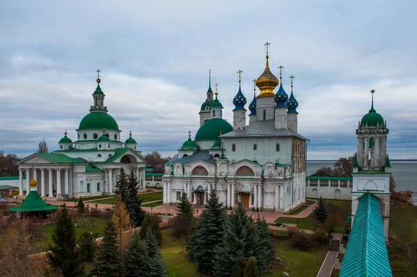 Rostov, Rusia. Imagen de la antigua ciudad de Rostov, vista desde la parte superior. Hermosa casa y capilla . — Foto de Stock