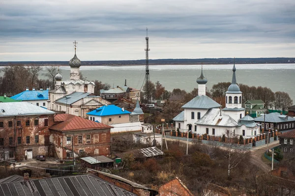 Rostov, Russia. Immagine dell'antica città di Rostov, vista dall'alto. Bella casa e cappella . — Foto Stock