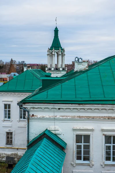Rostov, Russie. Image de l'ancienne ville de Rostov, vue du haut. Belle maison et chapelle . — Photo