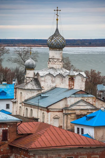 Rostov, Russie. Image de l'ancienne ville de Rostov, vue du haut. Belle maison et chapelle . — Photo