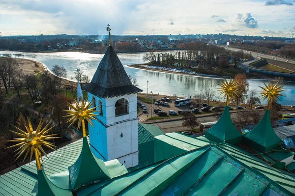 Jaroslawl. Bild der alten russischen Stadt, Blick von oben. schönes Haus und Kapelle. — Stockfoto