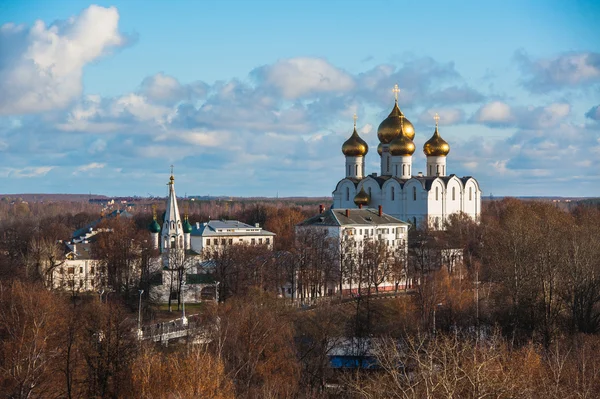 Yaroslavl. Afbeelding van oude Russische stad, uitzicht vanaf de top. Mooi huis en kapel. — Stockfoto