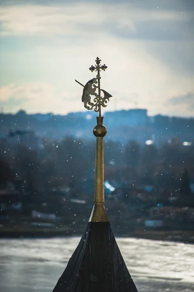 Yaroslavl. Image of ancient Russian city, view from the top. Beautiful house and chapel. — Stock Photo, Image