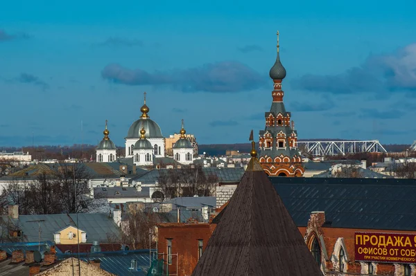 Yaroslavl. Bild av gamla ryska staden, utsikt från toppen. Vackra hus och kapell. — Stockfoto