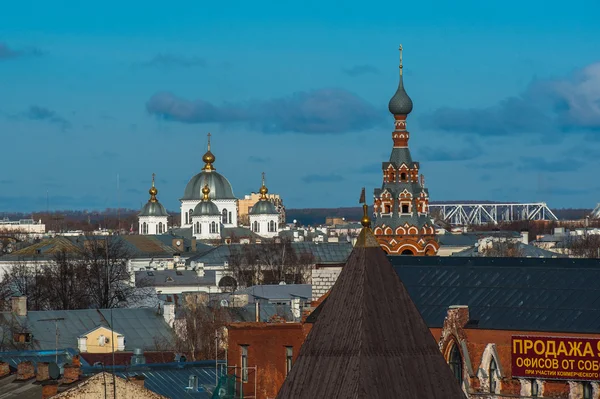 Yaroslavl. Görüntü eski Rus şehir, en baştan görüntülemek. Güzel bir ev ve Şapel. — Stok fotoğraf