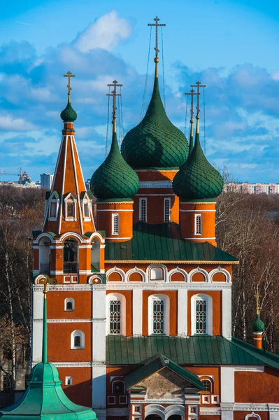 Ярославль. Изображение древнего русского города, вид сверху. Красивый дом и часовня . — стоковое фото