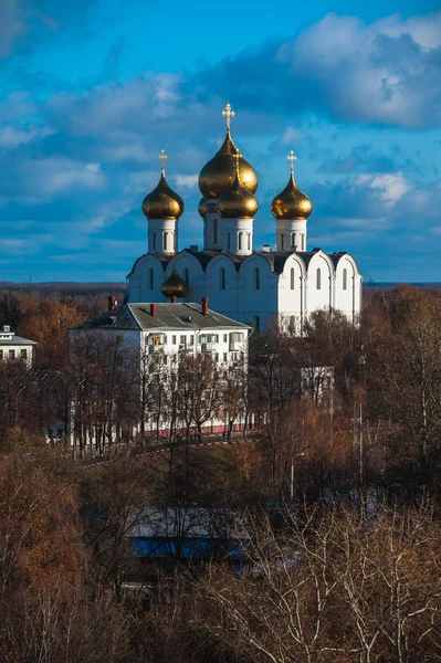 Yaroslavl. Afbeelding van oude Russische stad, uitzicht vanaf de top. Mooi huis en kapel. — Stockfoto