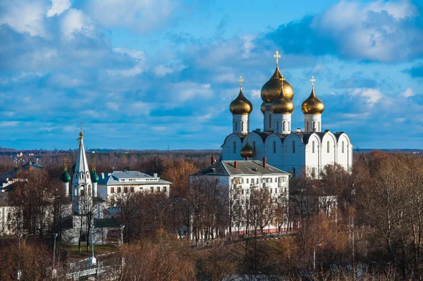 Yaroslavl. Afbeelding van oude Russische stad, uitzicht vanaf de top. Mooi huis en kapel. — Stockfoto