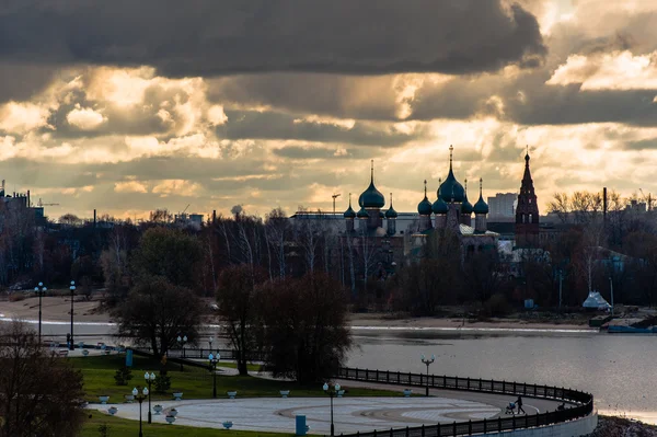 Yaroslavl. Bild av gamla ryska staden, utsikt från toppen. Vackra hus och kapell. — Stockfoto