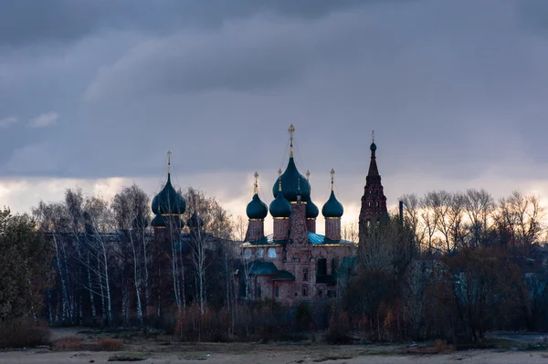 Jaroslawl. Bild der alten russischen Stadt, Blick von oben. schönes Haus und Kapelle. — Stockfoto