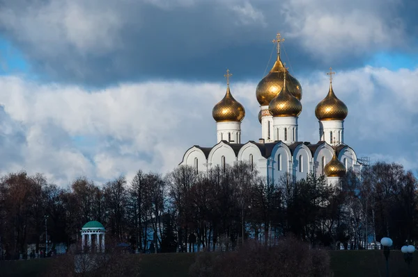 Ярославль. Изображение древнего русского города, вид сверху. Красивый дом и часовня . — стоковое фото