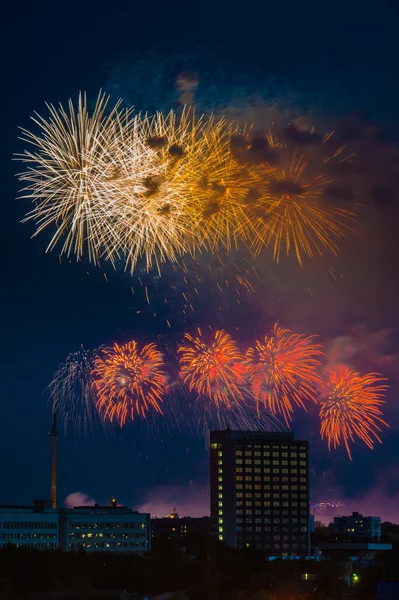 Fuegos artificiales sobre Moscú. Rusia — Foto de Stock