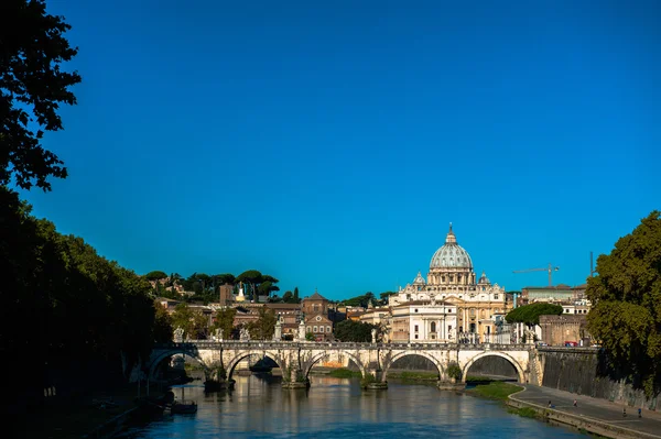 St Peters basilica and river Tibra in Rome, Italy — Stock Photo, Image