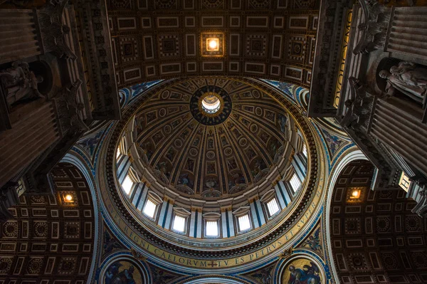 Интерьер базилики Святого Петра в Ватикане — стоковое фото