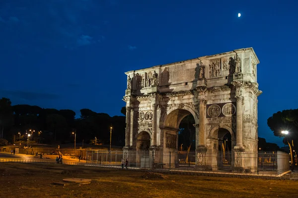 夜のローマ、イタリアのビュー — ストック写真