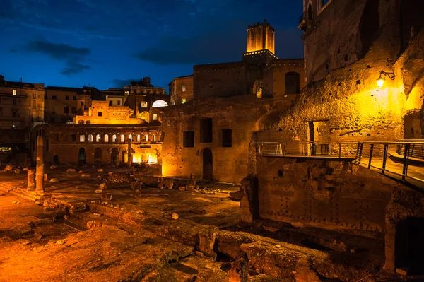 夜のローマ、イタリアのビュー — ストック写真