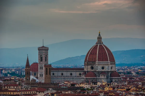 Firenze éjszakai panorámája. Felülre néző. — Stock Fotó