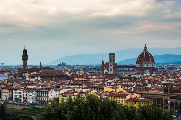 Firenze éjszakai panorámája. Felülre néző. — Stock Fotó