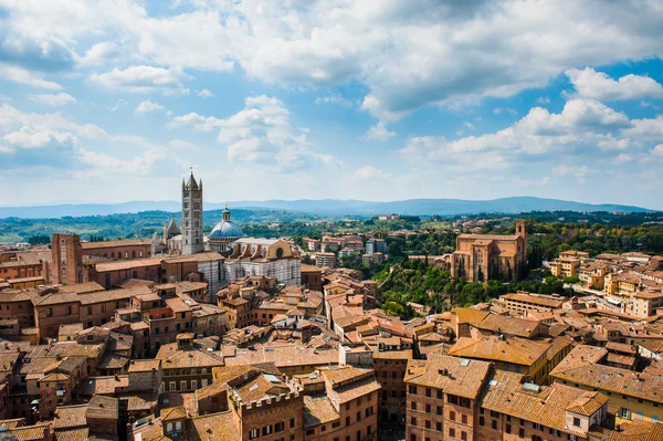 Siena. Imagem da antiga cidade da Itália, vista de cima. Bela casa e capela . — Fotografia de Stock