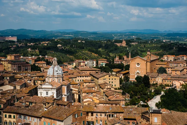 Siena. Obraz starověké Itálie město, pohled z vrcholu. Krásný dům a kaple. — Stock fotografie