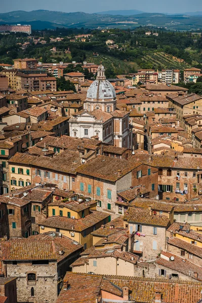 Siena. Obraz starověké Itálie město, pohled z vrcholu. Krásný dům a kaple. — Stock fotografie