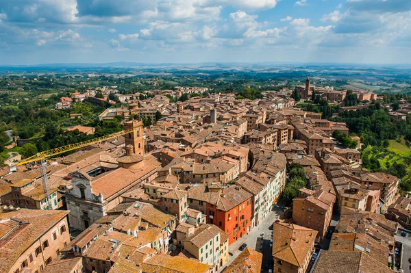 Siena. Imagen de la antigua ciudad de Italia, vista desde la parte superior. Hermosa casa y capilla . — Foto de Stock