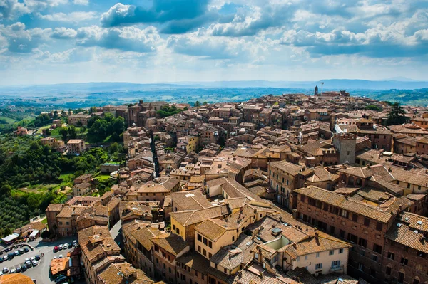 Siena. Imagen de la antigua ciudad de Italia, vista desde la parte superior. Hermosa casa y capilla . — Foto de Stock