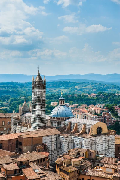 Siena. Obraz starověké Itálie město, pohled z vrcholu. Krásný dům a kaple. — Stock fotografie