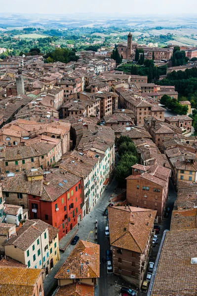 Siena. Obraz starověké Itálie město, pohled z vrcholu. Krásný dům a kaple. — Stock fotografie