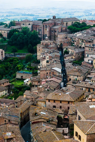 Siena. Görüntü eski İtalya şehir, en baştan görüntülemek. Güzel bir ev ve Şapel. — Stok fotoğraf