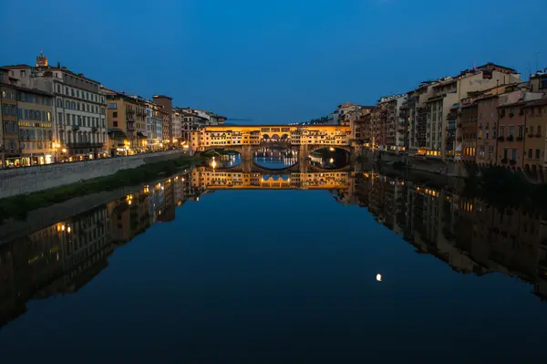 Puente Ponte Vecchio en Florencia por la noche, Italia — Foto de Stock