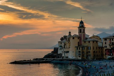 Camogli yakınındaki Cenova, İtalya çakıl plaj harika gün batımı