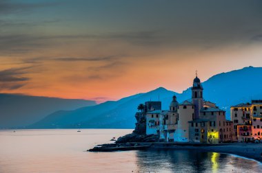 Camogli yakınındaki Cenova, İtalya çakıl plaj harika gün batımı