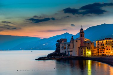 Camogli yakınındaki Cenova, İtalya çakıl plaj harika gün batımı