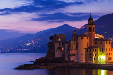 Camogli yakınındaki Cenova, İtalya çakıl plaj harika gün batımı