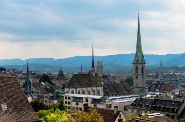 Zürih Merkezi. Görüntü antik Avrupa kenti en baştan görüntülemek. Güzel bir ev ve Şapel. 