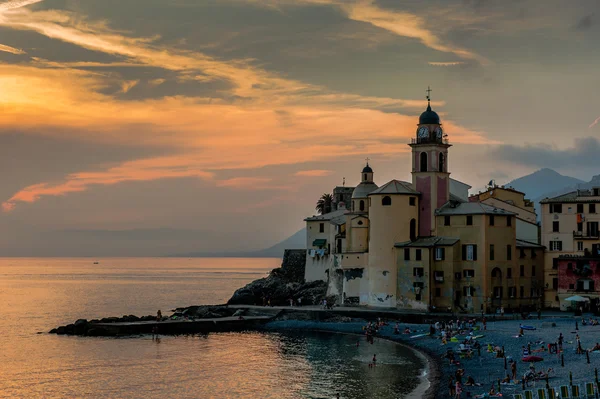 Mooie zonsondergang op het kiezelstrand in camogli in de buurt van Genua, Italië — Stockfoto