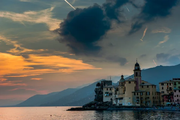 Belo pôr do sol na praia de Pebble, em Camogli, perto de Gênova, Itália — Fotografia de Stock