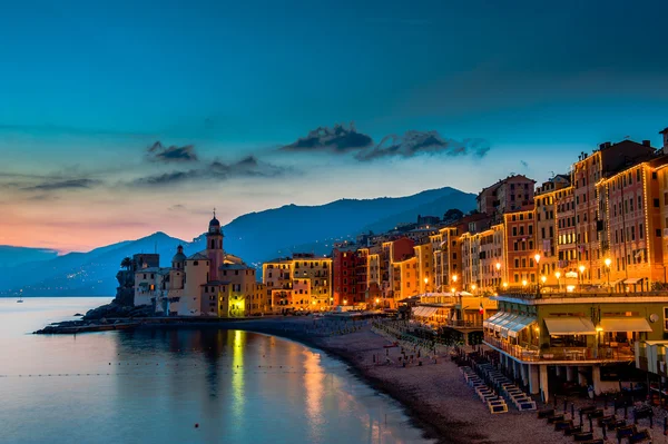 Mooie zonsondergang op het kiezelstrand in camogli in de buurt van Genua, Italië — Stockfoto