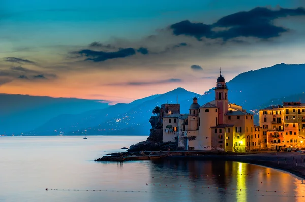 Belo pôr do sol na praia de Pebble, em Camogli, perto de Gênova, Itália — Fotografia de Stock