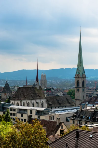 Zürichs centrum. Bild av gamla europeiska stad, utsikt från toppen. Vackra hus och kapell. — Stockfoto