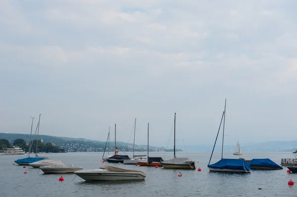 Barche e boe sul lago di Zurigo — Foto Stock